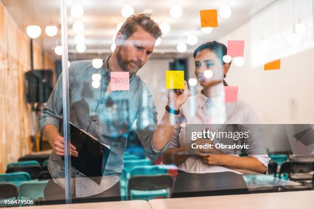 jonge creatieve business mensen bijeen op kantoor - design thinking workshop stockfoto's en -beelden