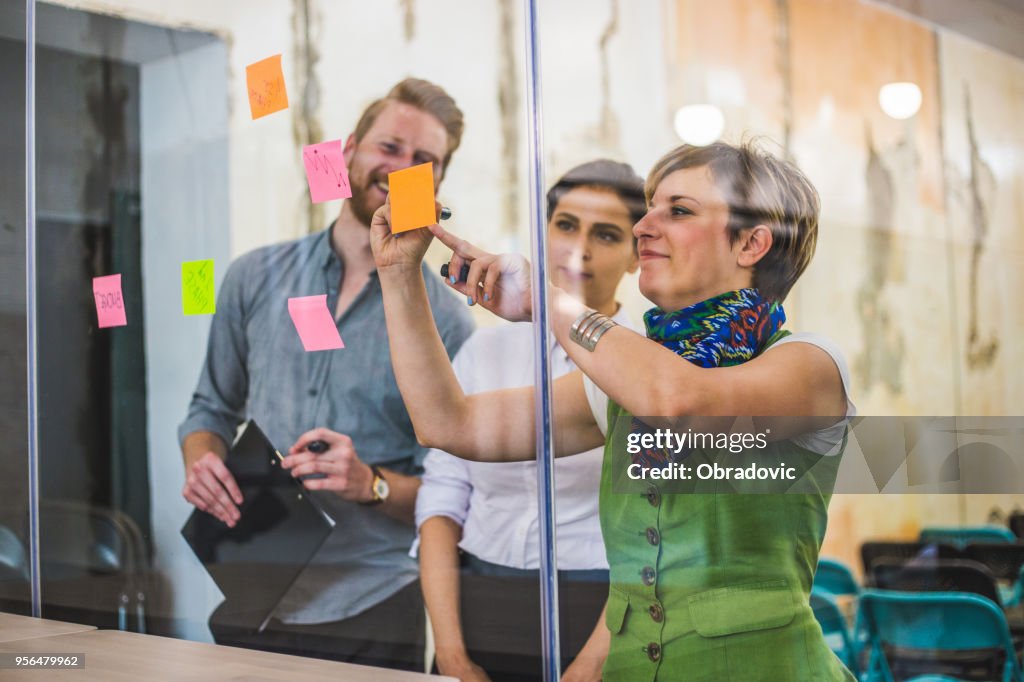 Junge kreative Geschäftsleute treffen sich im Büro