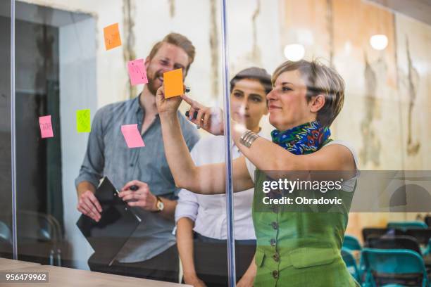 gente de negocios creativos jóvenes reunidos en la oficina - workshop fotografías e imágenes de stock