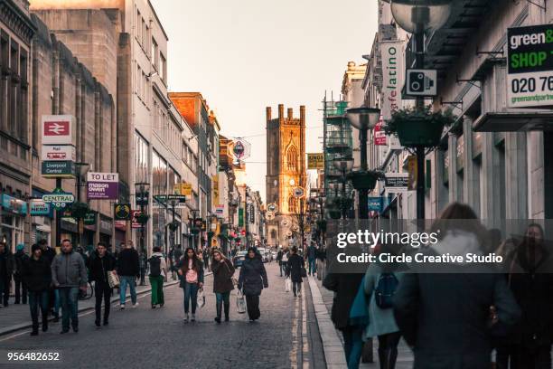 bold street befindet sich im herzen der stadt liverpool - halb mann halb frau stock-fotos und bilder