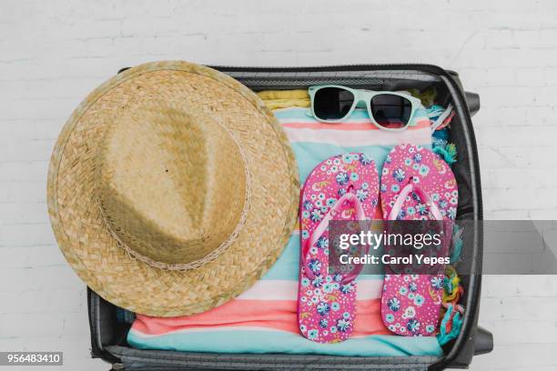 open suitcase with casual female clothes for summer - koffer niemand stock-fotos und bilder