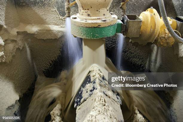 a slurry of cleaned silica sand flows into a wash plant - silicaat stockfoto's en -beelden