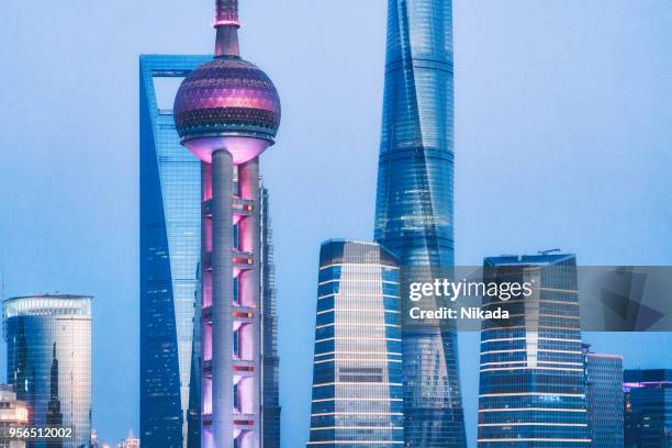 shanghai, oriental pearl tower and pudong skyscrapers, china - torre oriental pearl imagens e fotografias de stock