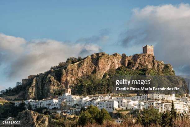 panoramic view of zahara de la sierra, one of the most beautiful village of cadiz, andalucia, spain. - grazalema photos et images de collection