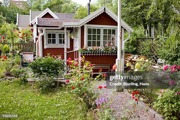 a little red cottage, sweden. - landhaus stock-fotos und bilder