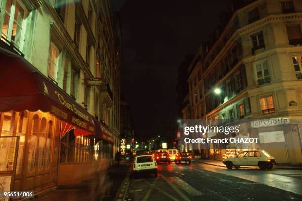 Epicerie Felix Potin rue du Cherche-Midi de nuit, à Paris, France.