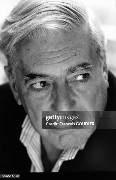 Portrait de l'écrivain Mario Vargas Llosa à son domicile parisien rue St Sulpice en février 2003, Paris, France.