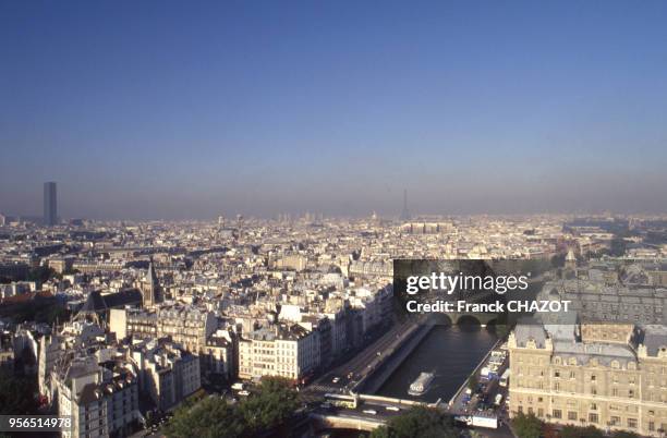 Vue de Paris sous un nuage de pollution, France.