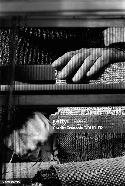 Atelier de Luc Druez qui métamorphose le lin sur son métier à tisser, à la maison du lin, 15 rue du Louvre en janvier 1999 à Paris, France.