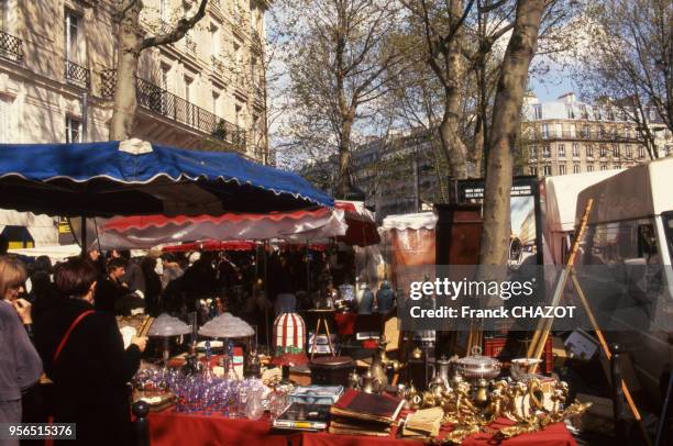 Brocante dans une rue du 5ème arrondissement de Paris, France.