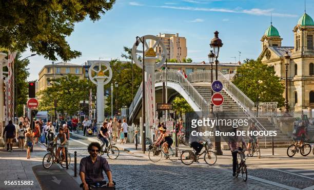 Embouteillage de cyclistes après le levage du Pont de Crimée, 7 juillet 2017, Paris, France.