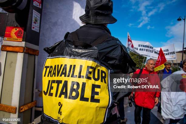 Un homme porte sur son dos un autocollant "Travailleur jetable" lors de la manifestation contre les ordonnances modifiant le code du travail le 12...