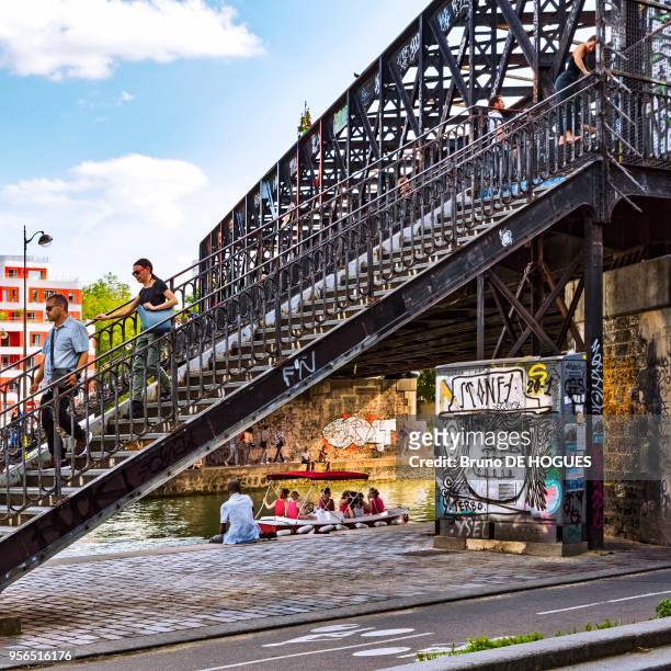 Escalier du Pont de Chemin de fer Quai de l'Oise, Street Art. Canal de l'Ourcq le 8 Juillet 2017, Paris, France.