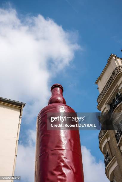 Le bar 'La Grosse Bouteille' situe? a? l'angle du Boulevard Richard Lenoir et de la rue Moufle immortalise? par "Robert Doisneau" sera biento?t...