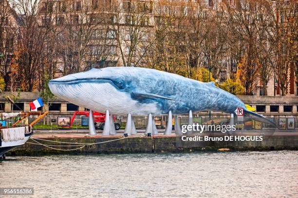 La Baleine Bleue' le 4 Décembre 2015 pendant la COP21 à Paris, France. Projet de l'association 'Un cadeau pour la terre'. Réplique en résine grandeur...