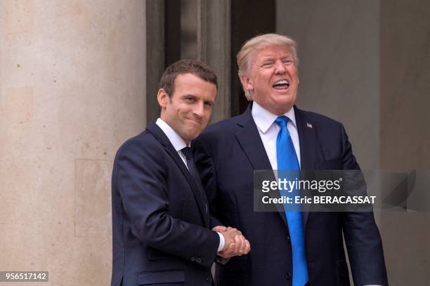 Poignée de mains entre le président de la république française Emmanuel Macron et le président américain Donald Trump sur le perron du Palais de...