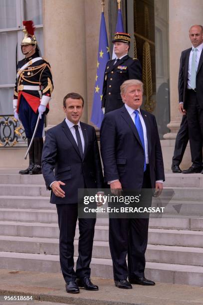 Le président de la république française Emmanuel Macron et le président américain Donald Trump sur le perron du Palais de l'Elysée le 14 juillet...