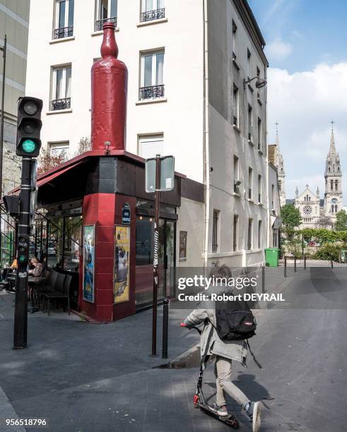 Le bar 'La Grosse Bouteille' situe? a? l'angle du Boulevard Richard Lenoir et de la rue Moufle immortalise? par "Robert Doisneau" sera biento?t...