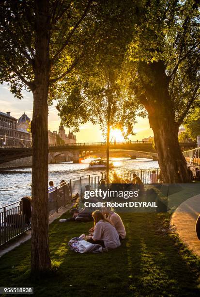 Bateau-mouche et détente le long des quais sur les "Rives de Seine" le 10 Mai 2017, Paris, France.