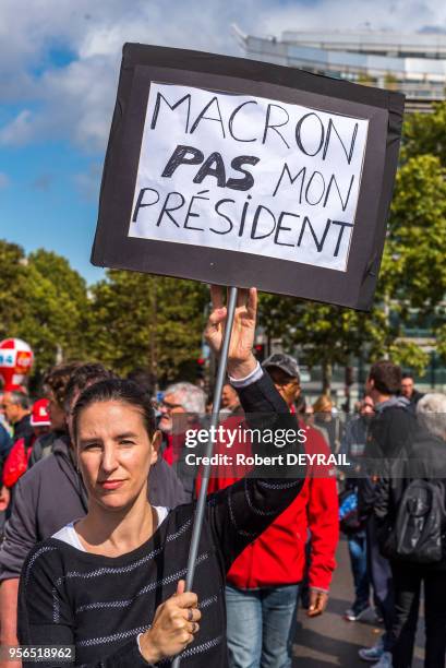 Jeune femme tenant une pancarte "Macron pas mon président" lors de la manifestation contre les ordonnances modifiant le code du travail le 12...