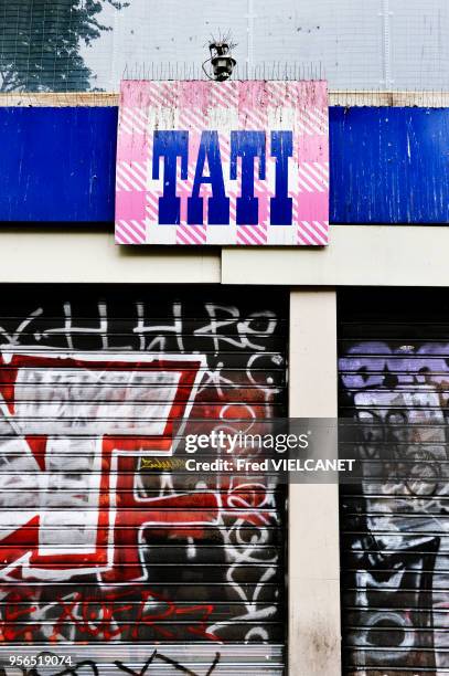 Enseigne Tati, le 4 mai 2017, dans le quartier de Barbès, Paris, France. "Les enseignes Tati ? que le groupe Eram va céder à un repreneur ? emploient...