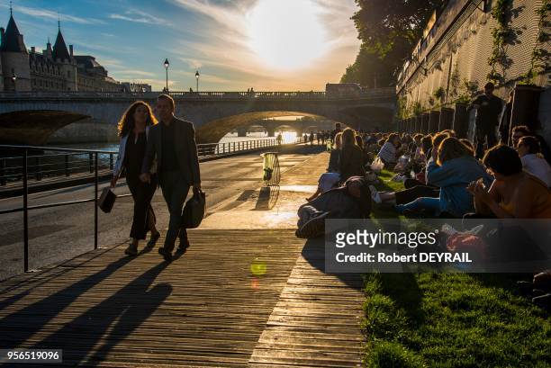 Pique-nique et détente le long des quais sur les "Rives de Seine" le 10 Mai 2017, Paris, France.