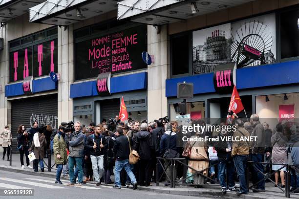Manifestation des salariés de Tati, le 4 mai 2017, devant le magasin principal du groupe dans le quartier de Barbès, Paris, France. "Les enseignes...