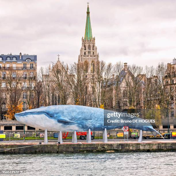 La Baleine Bleue' le 4 Décembre 2015 pendant la COP21 à Paris, France. Projet de l'association 'Un cadeau pour la terre'. Réplique en résine grandeur...