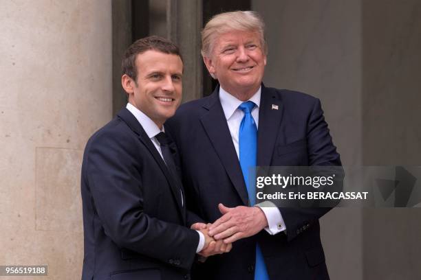 Poignée de mains entre le président de la république française Emmanuel Macron et le président américain Donald Trump sur le perron du Palais de...