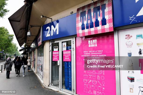 Enseigne Tati, le 4 mai 2017, dans le quartier de Barbès, Paris, France. "Les enseignes Tati ? que le groupe Eram va céder à un repreneur ? emploient...