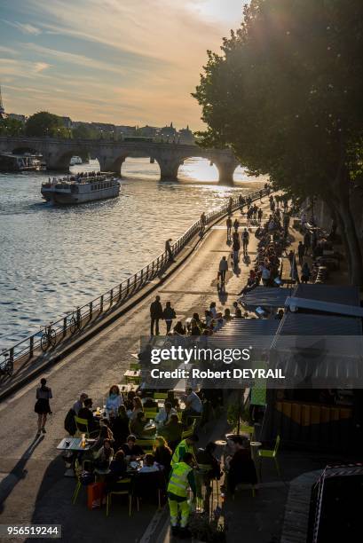 Bateau-mouche et détente le long des quais sur les "Rives de Seine" le 10 Mai 2017, Paris, France.