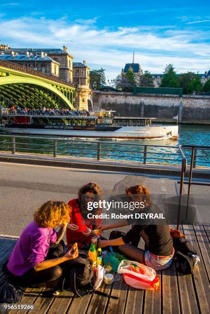 Pique-nique et détente le long des quais sur les "Rives de Seine" le 10 Mai 2017, Paris, France.