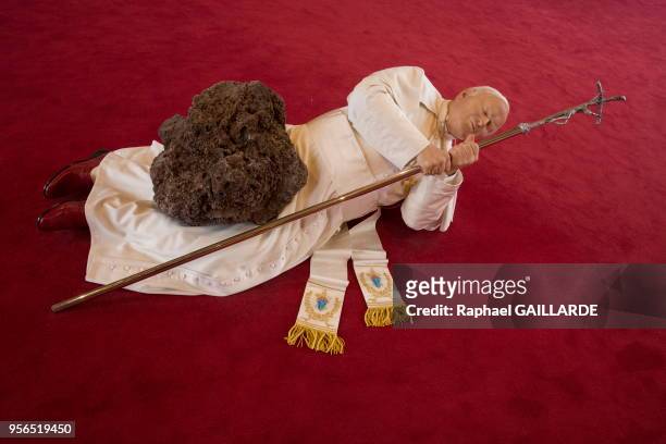 Oeuvre 'la Nona Ora - 1999' le pape Jean-Paul II terrassé par une météorite de Maurizio Cattelan lors de l'exposition 'Not Afraid of Love" le 3...