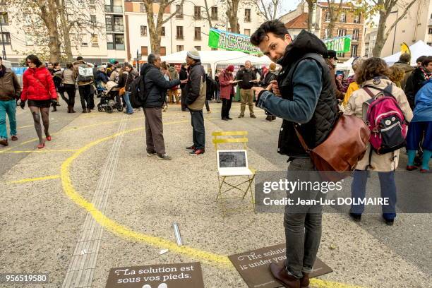 Fabriquer de l'électricité en marchant, sommet 'Alternatiba', animé par des associations alternatives et des pays émergents, en marge du sommet de la...