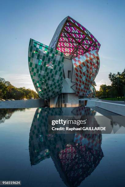 Observatoire de la lumière, oeuvre in situ de Daniel Buren, oeuvre temporaire déployée sur l?ensemble des verrières de la fondation Louis Vuitton...