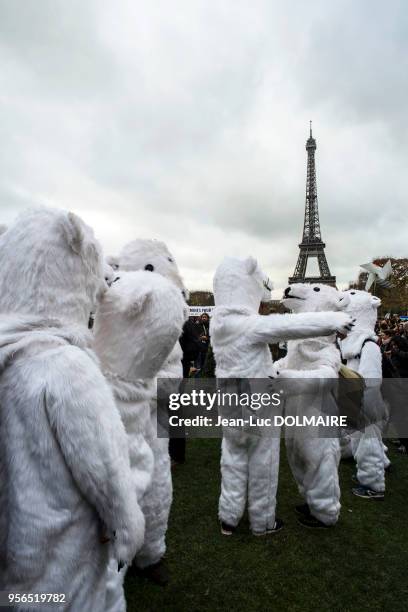 Manifestants alter-mondialistes ont formé une chaine humaine en marge du sommet COP 21 pour lutter contre le changement climatique le 12 décembre...