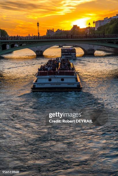 Bateau mouche le long des quais des "Rives de Seine", parc associant les 2,5 km déjà piétons de la rive gauche à 4,5 km de la rive droite, pour...