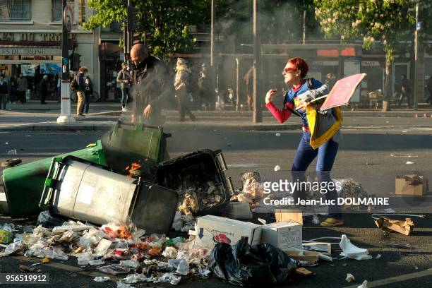 Manifestante courageuse essayant de séparer des poubelles afin d'éviter que le feu ne se propage aux autres poubelles, lors d'affrontements entre...