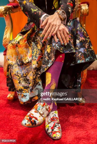 Le créateur de mode Japonais Yoshi Itu à son exposition permanente 'Walk' le 1er décembre 2016 à Paris, France. Son 'Wearable art' est composé de...