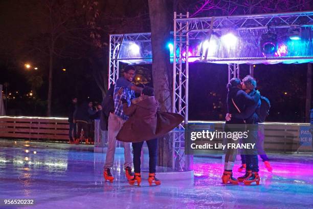 Couples sur une patinoire au village de Noël des Champs Elysées le 11 décembre 2015, Paris, France.