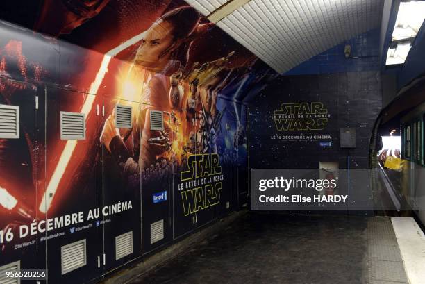 Affiches publicitaires dans le métro pour la sortie du film 'Stars Wars' intitulé 'le réveil de la force' le 7 décembre 2015, Paris, France.