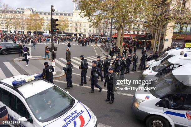 Forces de l'ordre lors de la manifestation interdite à Paris avant l'ouverture du sommet COP-21, place de la République, le 29 novembre 2015, Paris,...