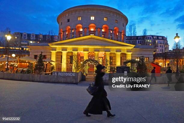 La Rotonde, bar, restaurant, terrasse à la tombée de la nuit, Place de la Bataille de Stalingrad, Paris 19, Paris 25 février 2016, France.