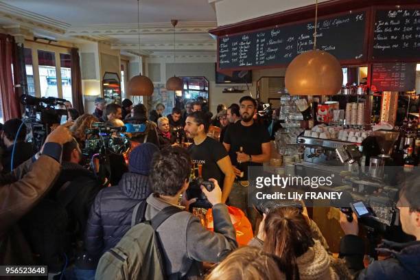L'intérieur du café 'Le Carillon', à l'angle des rues Alibert et Bichat, Paris 10ème, soirée de réouverture, 2 mois après les attentats du 13...
