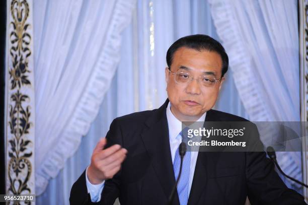 Li Keqiang, China's premier, speaks during a joint news conference following a bilateral summit with Japan's Prime Minister Shinzo Abe in Tokyo,...