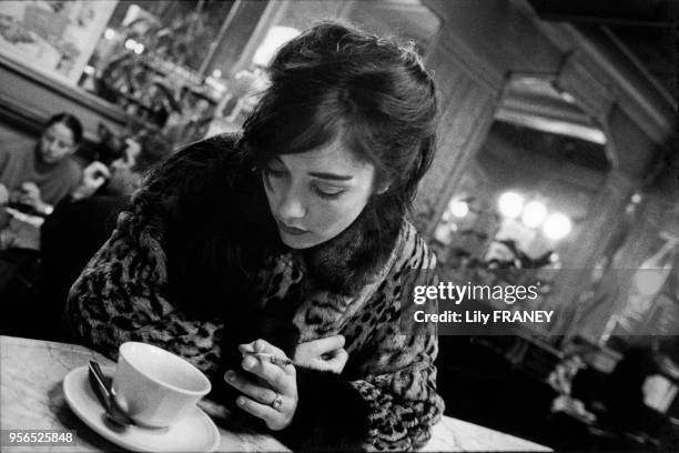 Balade poétique, jeune femme au comptoir du café "La tartine" fumant une cigarette, Paris 1992, France. Photo extraite d'une exposition inspirée du...