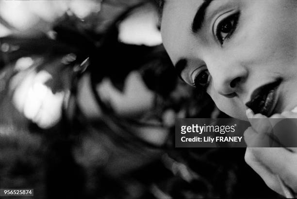 Balade poétique, portrait d'une jeune femme se maquillant dans un café parisien, Paris 1992, France. Photo extraite d'une exposition inspirée du...