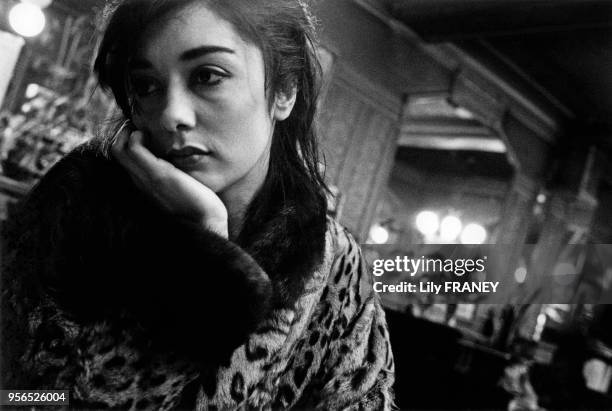 Balade poétique, jeune femme au comptoir du café "La tartine", Paris 1992, France. Photo extraite d'une exposition inspirée du poème "Transfiguration...