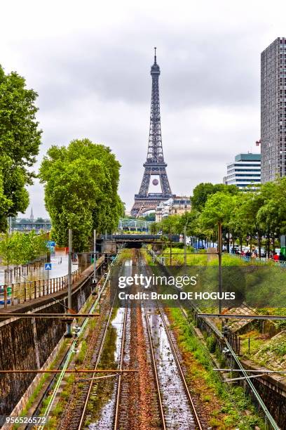 Ligne de RER inondée lors de la crue de la Seine à 6,10 mètres. La Tour Eiffel le 4 Juin 2016 à Paris, France.