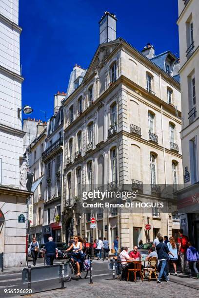 Bistrot rue des Petits Carreaux dans le 2e arrondissement de Paris, France.